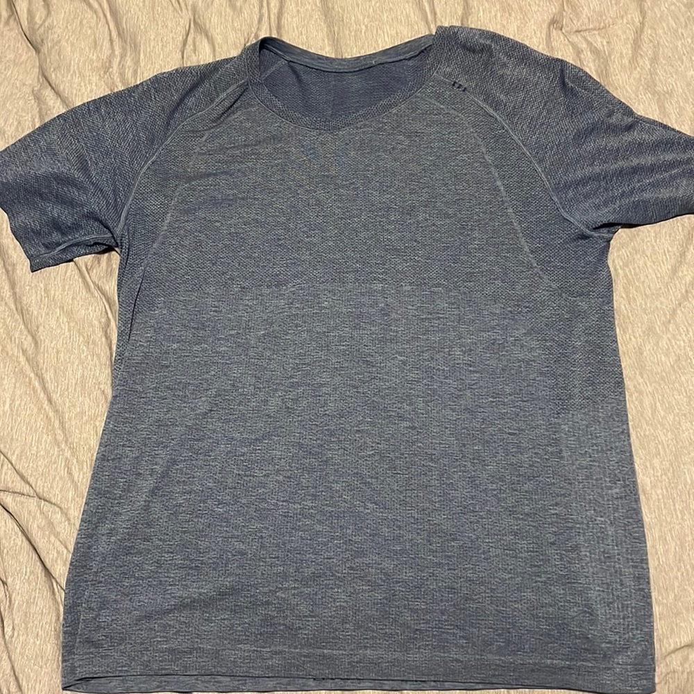 Lululemon Large T-Shirt. Worn few times. Excellent condition